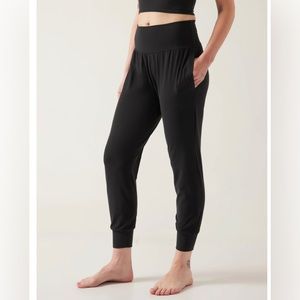 Awesome Black Athleta Salutation Joggers